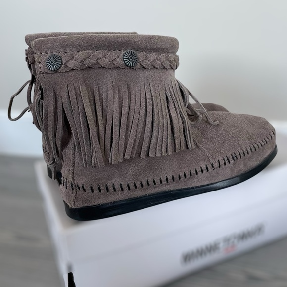NEW Minnetonka Gray Suede Fringe Flat Boho Hippie Booties - Size 6 - Picture 3 of 16